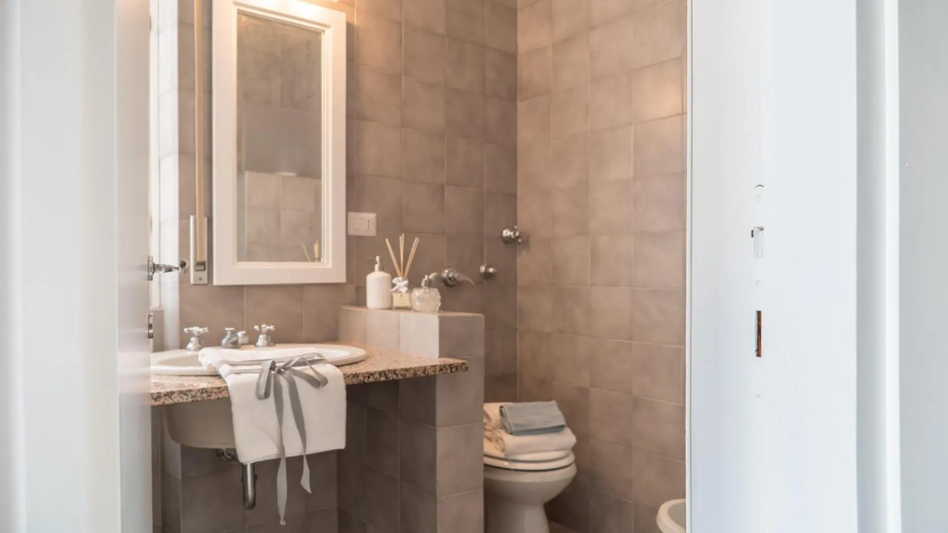 Tecla Premium Apartment Milano Duomo 0*, Milan Italy